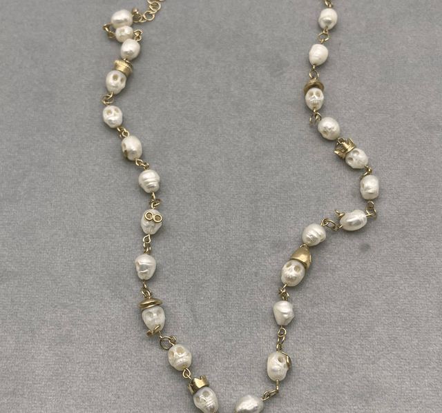 Big Pearl Skull Necklace Memento Mori (18kt gold and fresh water pearls)
