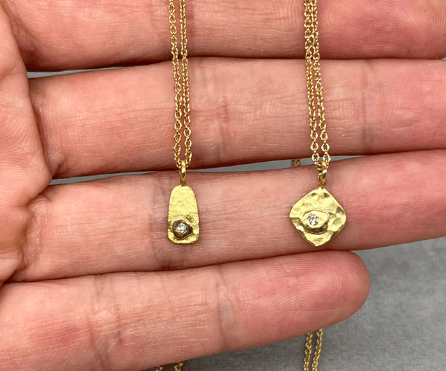 18kt gold charm and 1,5 mm VS diamond