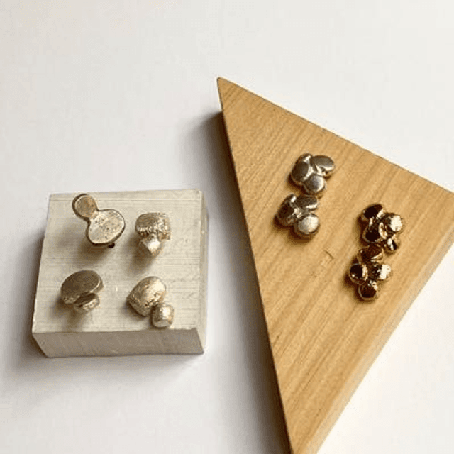 Studs earrings