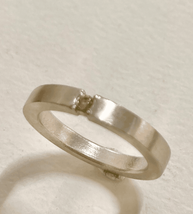 Flat band with cubic zirconia