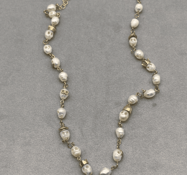 Big Pearl Skull Necklace Memento Mori (18kt gold and fresh water pearls)